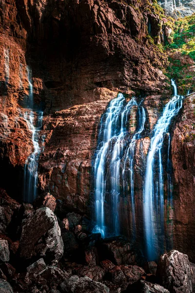 Tiro Vertical Uma Cachoeira Fluindo Sobre Falésias — Fotografia de Stock