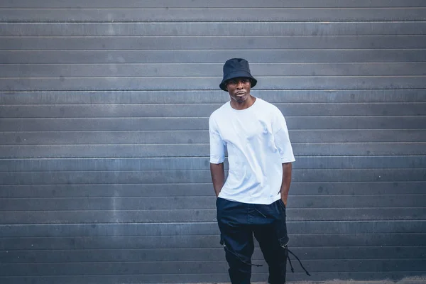 Una Foto Africano Con Camiseta Blanca Sombrero Negro Posando Para — Foto de Stock