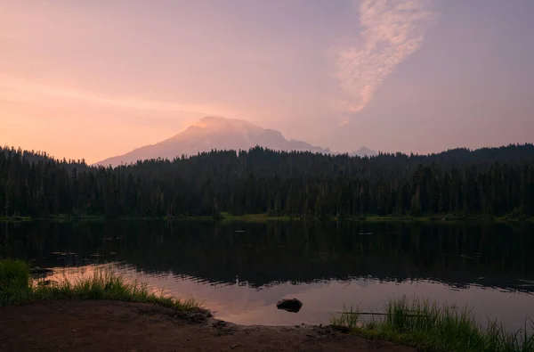 Uma Bela Vista Parque Nacional Mount Rainier Com Lago Nascer — Fotografia de Stock