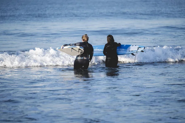 Fêmeas Surfistas Água Com Pranchas Surf — Fotografia de Stock