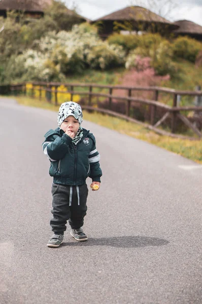 Poznan ポーランド 2019年5月5日 公園のアスファルト経路上の小さな子供 — ストック写真