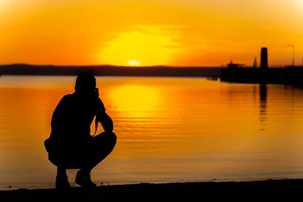 Die Silhouette Eines Fotografen Der Das Meer Bei Sonnenuntergang Fotografiert — Stockfoto