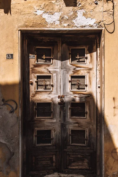 Tiro Vertical Uma Porta Velha Uma Casa Weathered Heraklion Creta — Fotografia de Stock