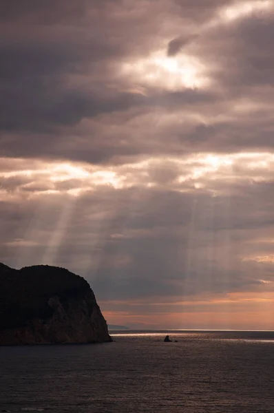 Een Prachtig Uitzicht Zonsondergang Aan Adriatische Zee Een Rotsachtige Klif — Stockfoto