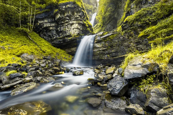 Una Hermosa Cascada Que Fluye Cascada Bosque — Foto de Stock