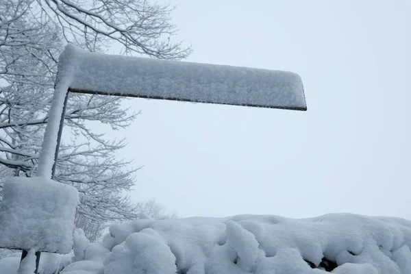 Una Señal Tráfico Habitual Oculta Por Nieve Invierno Alemán — Foto de Stock