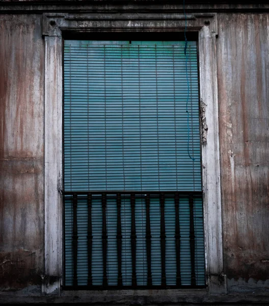 Старая Загадочная Дверь Здания Закрытыми Синими Ставнями Деревянными Перилами — стоковое фото