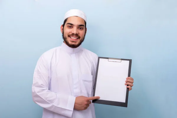 Médecin Homme Avec Une Barbe Une Tenue Traditionnelle Tenant Presse — Photo