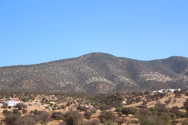 Ένα Τοπίο Έρημης Περιοχής Φτωχή Βλάστηση Κάτω Από Τον Καταγάλανο — Φωτογραφία Αρχείου