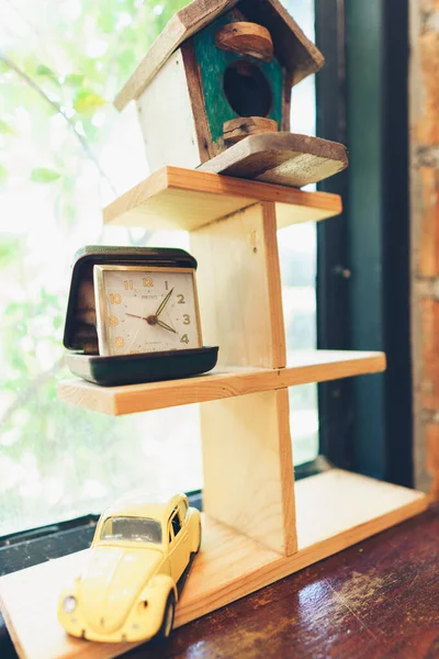 Eine Vertikale Aufnahme Eines Kleinen Holzregals Mit Einer Uhr Und — Stockfoto