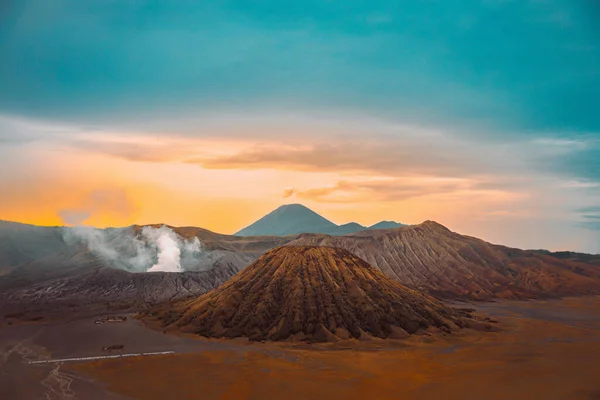 Park Narodowy Bromo Tengger Semeru Indonezji Kalderami Górami Kolorowym Niebem — Zdjęcie stockowe