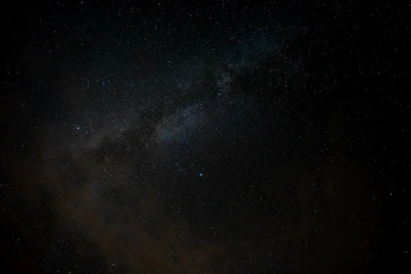 夜空に浮かぶ天の川銀河の魅惑的な景色 — ストック写真