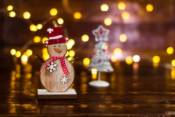 Eine Nahaufnahme Eines Kleinen Hölzernen Schneemanns Und Eines Weihnachtsbaums Vor — Stockfoto