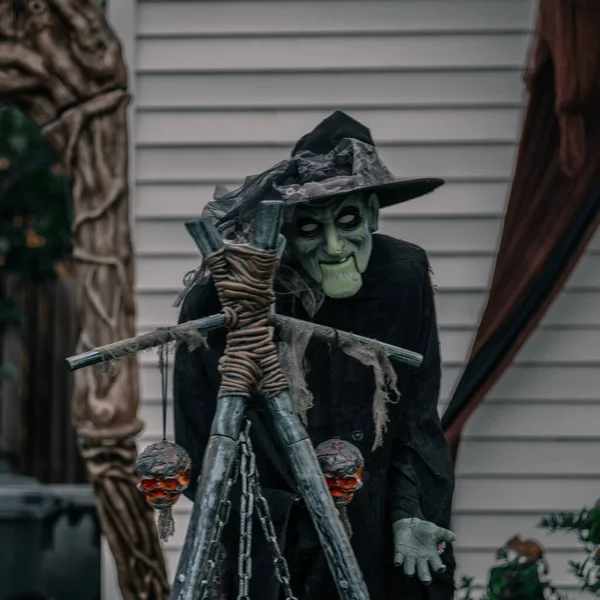 Detailní Záběr Halloweenské Dekorace Stojící Venku — Stock fotografie