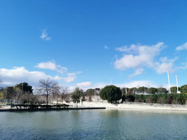 Vacker Utsikt Över Sjö Molnig Blå Himmel Madrid Spanien — Stockfoto