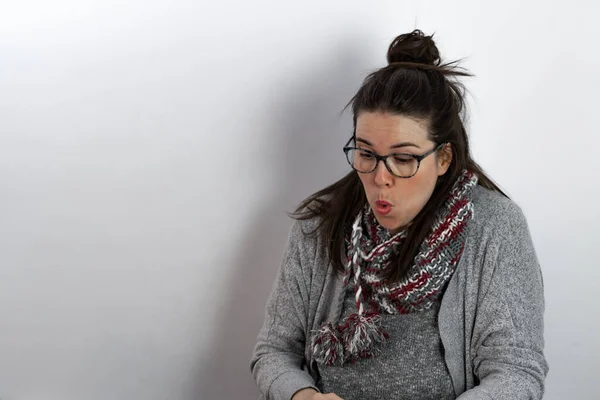 Junges Brünettes Mädchen Mit Langen Haaren Und Brille Mit Überraschtem — Stockfoto