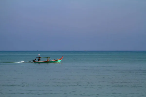 青い水と青い空を持つタイの熱帯海の伝統的な漁船 — ストック写真