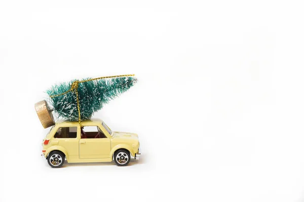 Miniature Car Transporting Christmas Tree Roof White Background — Stock Photo, Image