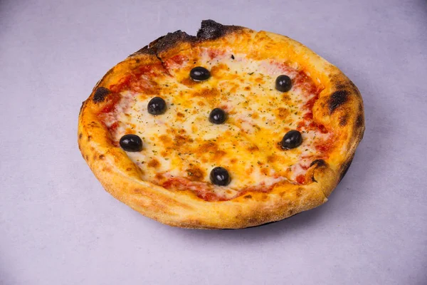 Gros Plan Une Pizza Aux Olives Noires Sur Dessus — Photo