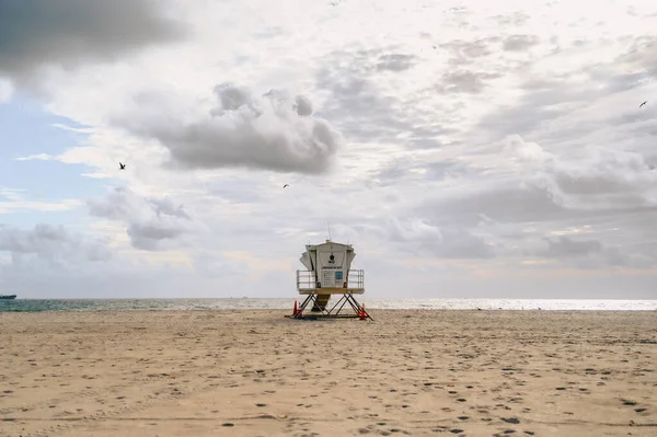 Una Torre Rescate Una Playa Bajo Cielo Nublado Fort Lauderdale — Foto de Stock