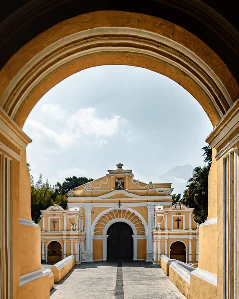 中央アメリカのアンティグア グアテマラにあるエル カルバロ教会の美しい景色 — ストック写真