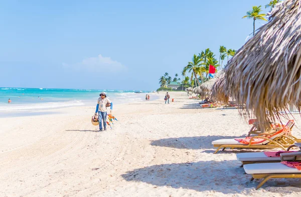 Bavaro Dominican Republic Lis 2021 Sprzedawca Pięknej Białej Plaży Bavaro — Zdjęcie stockowe
