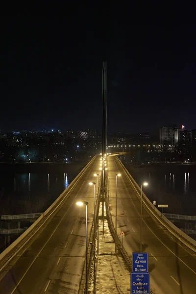 Tiro Vertical Estrada Iluminada Noite — Fotografia de Stock