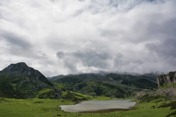 Ein Malerischer Blick Auf Die Berglandschaft Und Seen Von Covadonga — Stockfoto