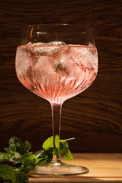 Colpo Verticale Bicchiere Cocktail Menta Vicino Esso Sul Tavolo — Foto Stock