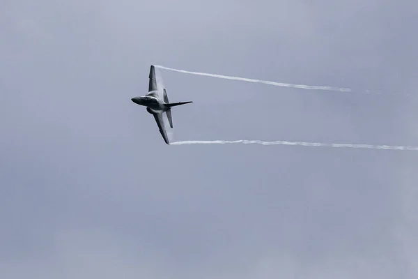 Низький Кут Пострілу Літака Летить Хмарному Небі — стокове фото
