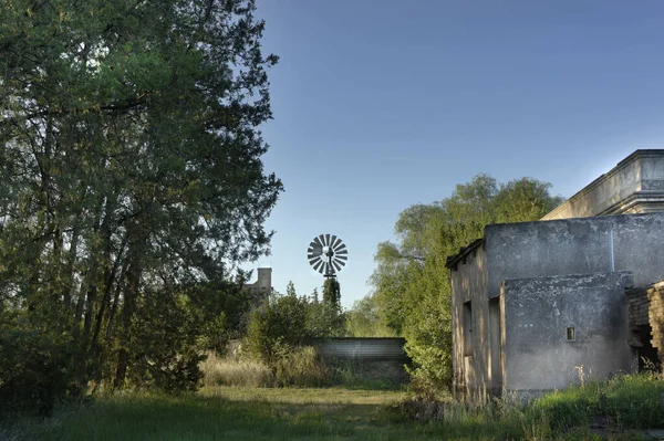有绿色 风车和废弃房屋的乡村景观 — 图库照片