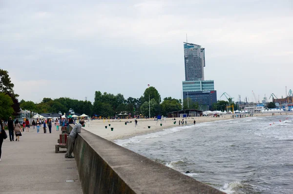Gdynia Poland Jul 2015 Beautiful View Wavy Sea Hitting Sandy — Stock Photo, Image