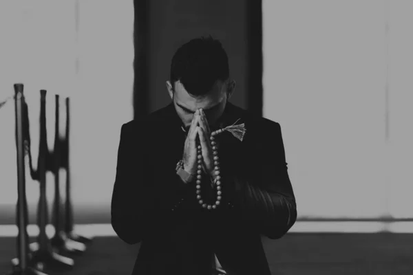 Hombre Musulmán Haciendo Oración Tradicional Dios Allah Mezquita —  Fotos de Stock