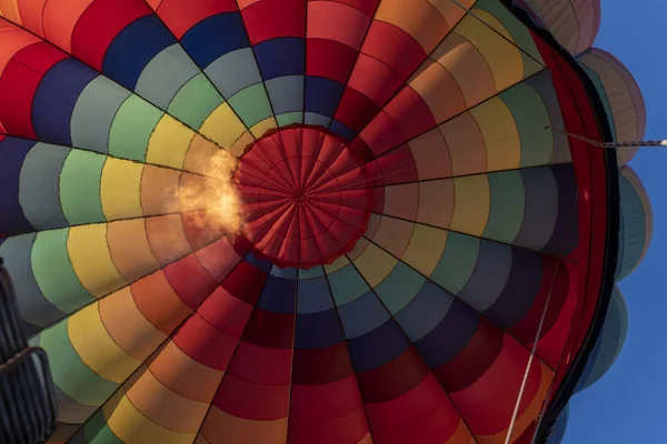 Havada Güzel Renkli Bir Gökkuşağı Sıcak Hava Balonu — Stok fotoğraf