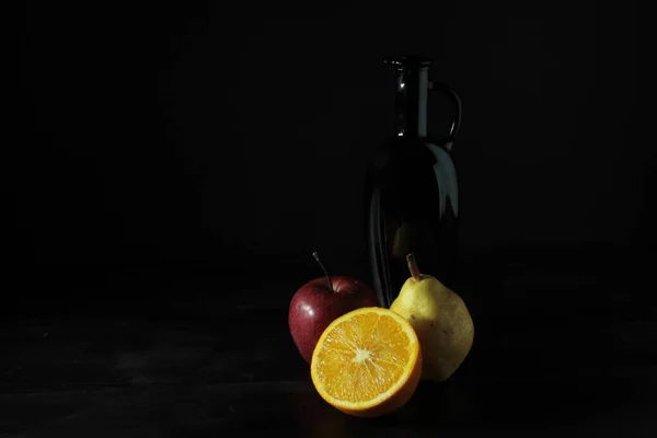 Primer Plano Deliciosas Frutas Mixtas Colores Junto Una Botella Vidrio — Foto de Stock