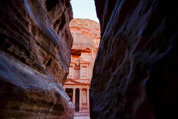 约旦历史上著名的Petra Wadi就在巨石阵后面 — 图库照片