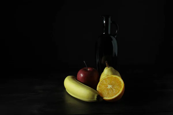 Close Uma Pilha Frutas Mistas Incluindo Laranja Banana Pêra Maçã — Fotografia de Stock