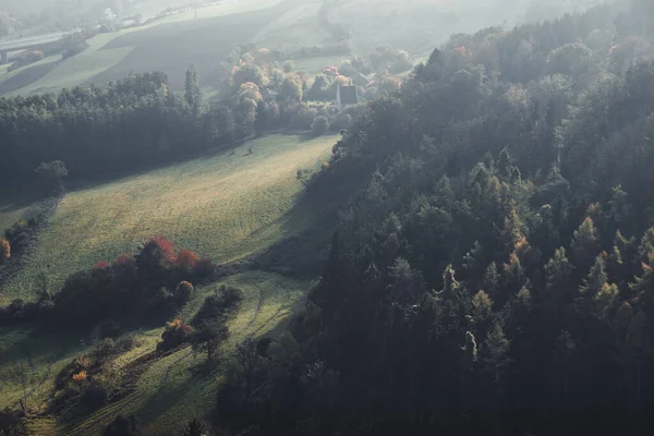 Widok Powietrza Zalesionych Gór Wczesną Jesienią — Zdjęcie stockowe