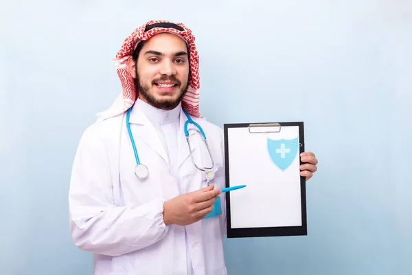 Man Doctor Beard Traditional Outfit Holding Clipboard — Stock Photo, Image
