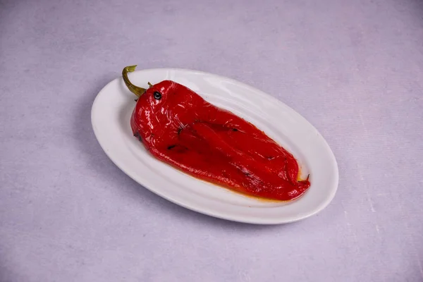Κοντινό Πλάνο Μαγειρεμένου Κόκκινου Πιπεριού Λευκό Πιάτο — Φωτογραφία Αρχείου