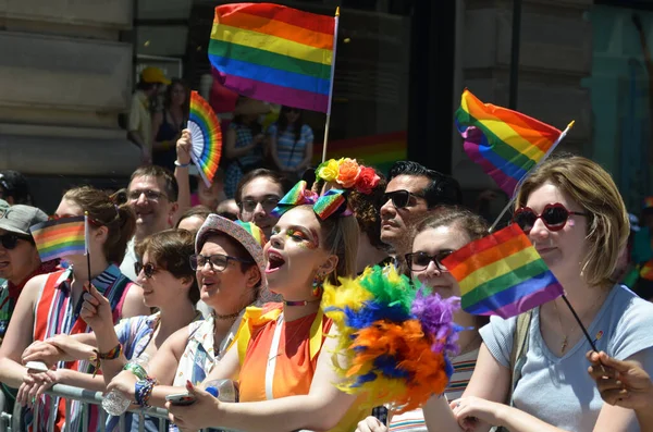 New York Spojené Státy Června 2019 Mladá Fena Pestrobarevným Oblečením — Stock fotografie