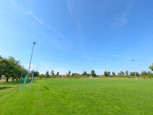 Campo Fútbol Rodeado Árboles Luz Del Día — Foto de Stock