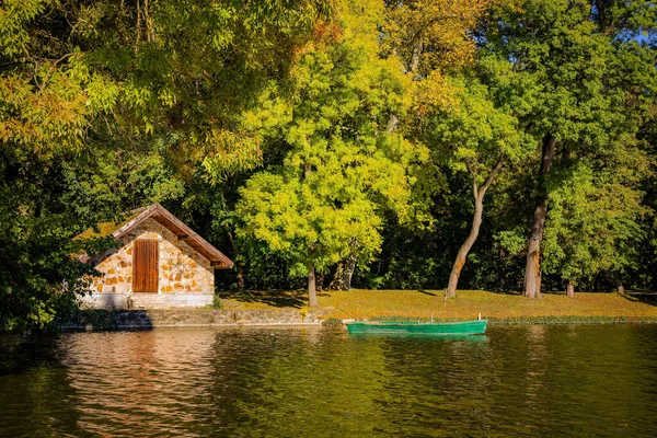 Eine Kleine Hütte Der Nähe Eines Sees Umgeben Von Vergilbenden — Stockfoto
