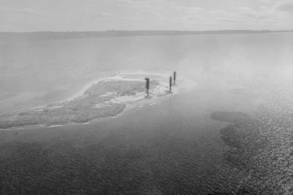 Een Grijswaarden Shot Van Een Vredige Zee Met Bolders — Stockfoto