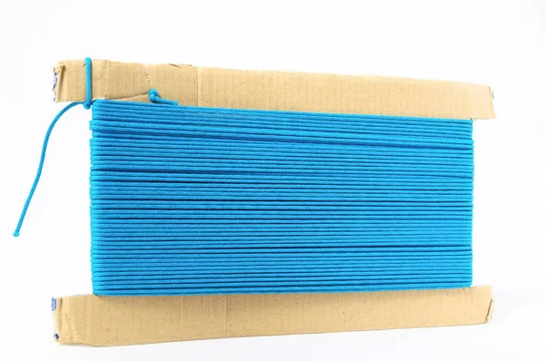 Ein Blauer Plastikfaden Karton Gewickelt Isoliert Auf Weißem Hintergrund — Stockfoto
