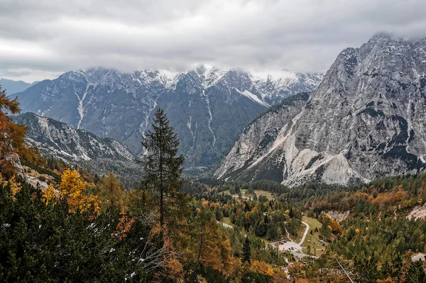 Vistas Hipnotizantes Das Montanhas Vrsic Passam Julain Alps Eslovénia — Fotografia de Stock