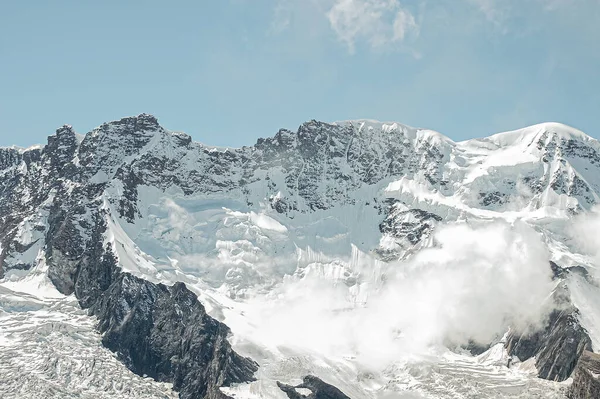 여름에 눈으로 아름다운 스위스 알프스산맥 — 스톡 사진
