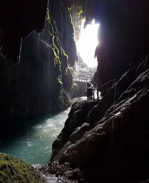 Colpo Acqua Verticale Una Grotta Spagna — Foto Stock