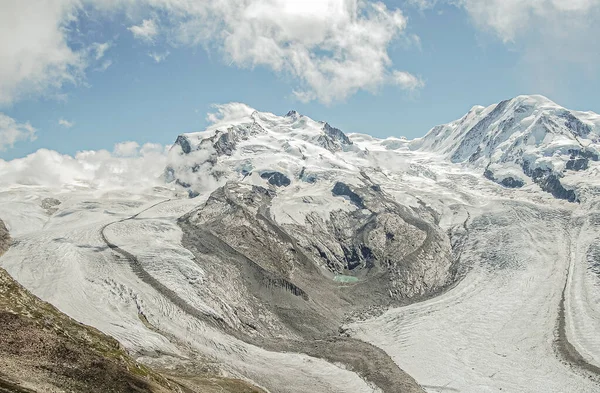 Una Hermosa Vista Impresionantes Alpes Suizos Cubiertos Nieve Verano — Foto de Stock