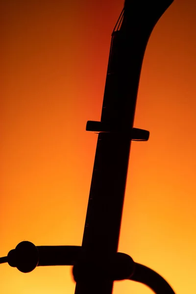 Вертикальний Силует Гітари Помаранчевому Світлому Фоні — стокове фото